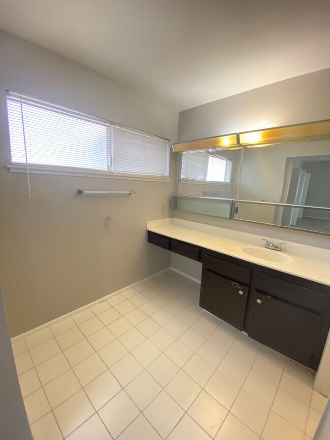 Building Photo - Charming 4 Bedroom, 3 Bath, Single-Story H...