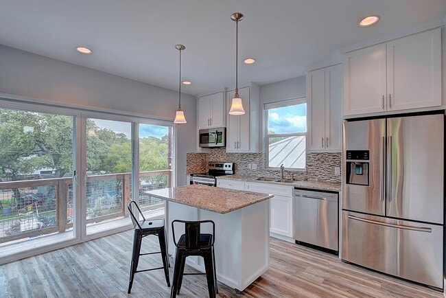 Building Photo - Charming Garage Apartment: Your Private Retreat with Modern Comforts and Stunning Views Awaits!