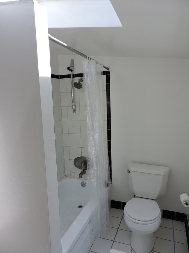 Building Photo - Beautiful 4 bed/1.5 bath Rental Mins. from...