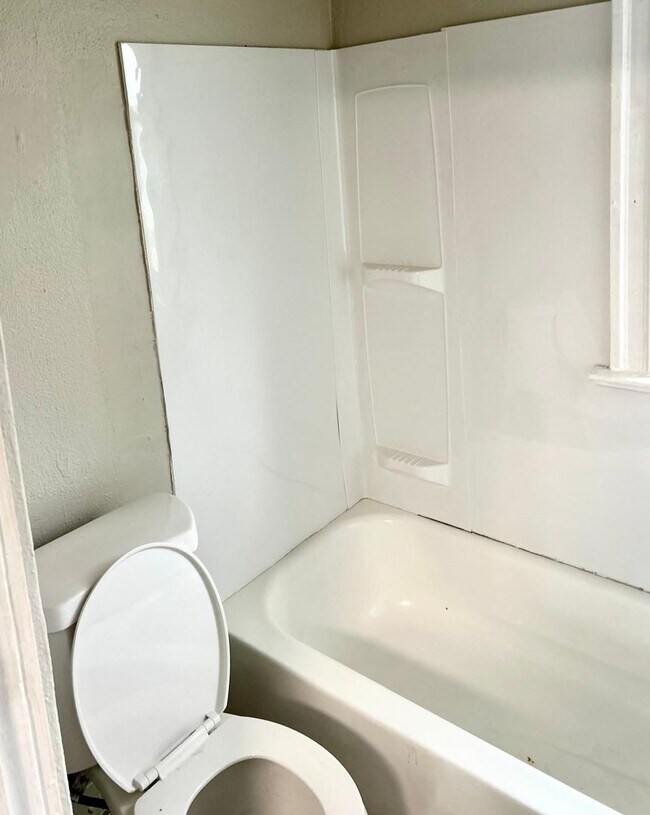 Building Photo - 2-Bedroom Single Family Home