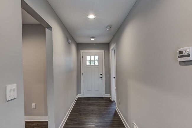 Building Photo - Convenient Location! 3 Bedroom Town Home