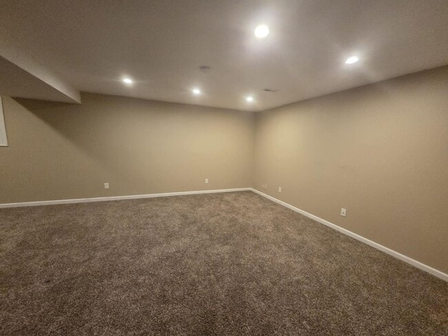 Building Photo - Large family corner lot home for rent!