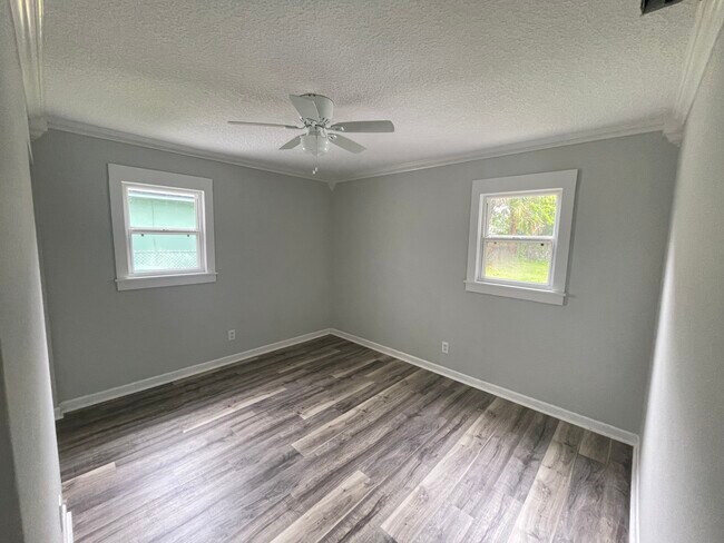 Building Photo - 623 5th Ave S