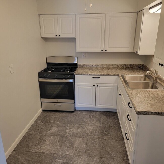 Building Photo - 2822 Kingman Blvd