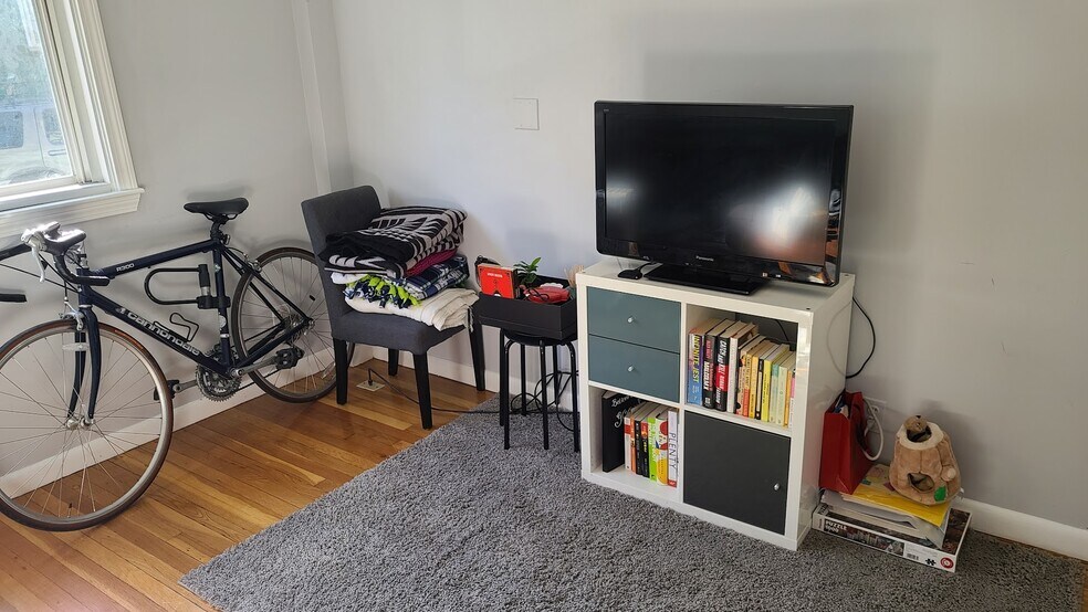 Building Photo - 19 Hunting St