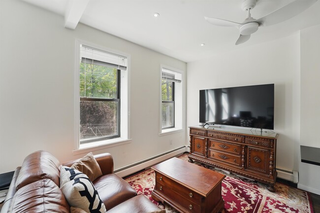 Building Photo - 242 6th St