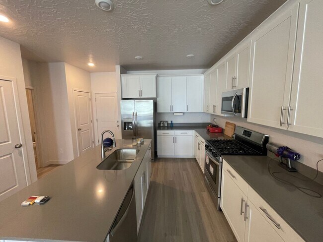 Building Photo - HUGE Townhome For Rent in Saratoga Springs!!