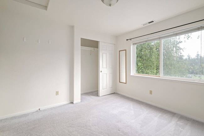 Building Photo - 3 Bedroom and 2.5 Bath Townhouse