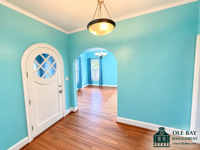 Building Photo - Charming Midtown Cottage