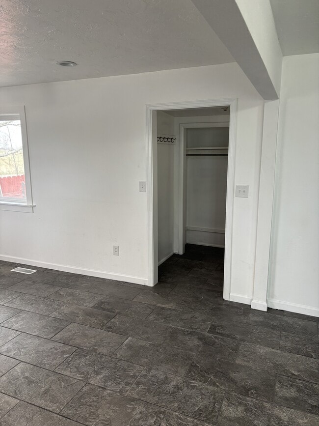 Building Photo - 901 E 800 N