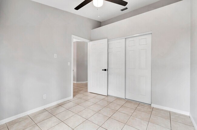Building Photo - 1588 Farmington Ave