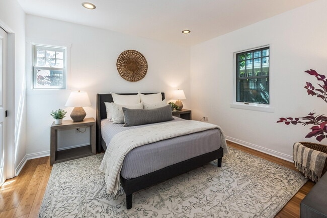 Building Photo - "Chic 1-Bed Retreat on Castillo: 870 Sq Ft...