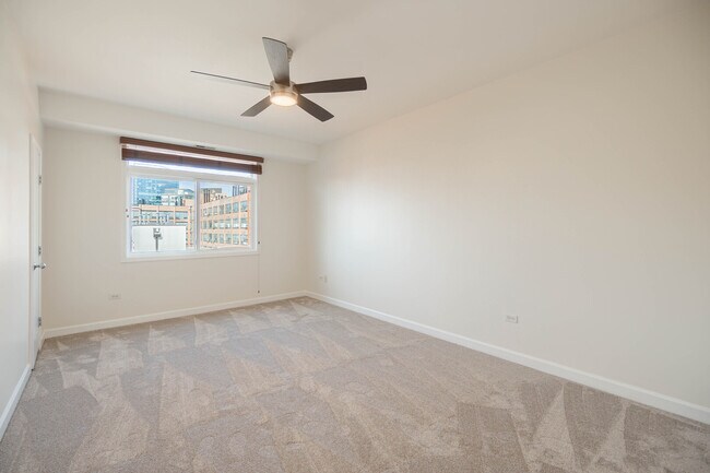 Building Photo - 680 N Green St