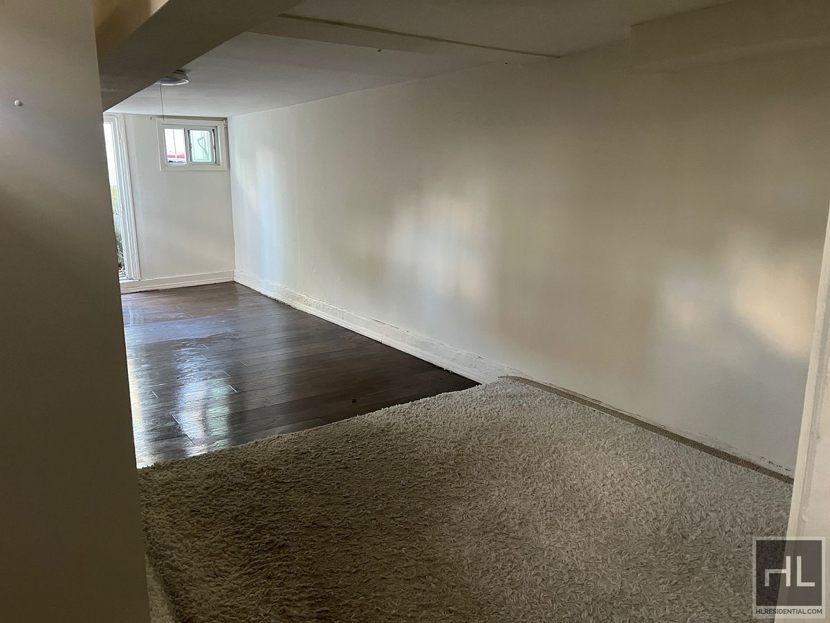 Building Photo - 3BR 1BA Sunny Corner Duplex w/ backyard