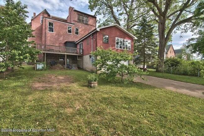 Building Photo - 533 Quincy Ave