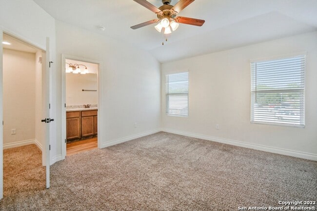 Building Photo - Stunning Duplex Located in New Braunfels, all appliances included!!