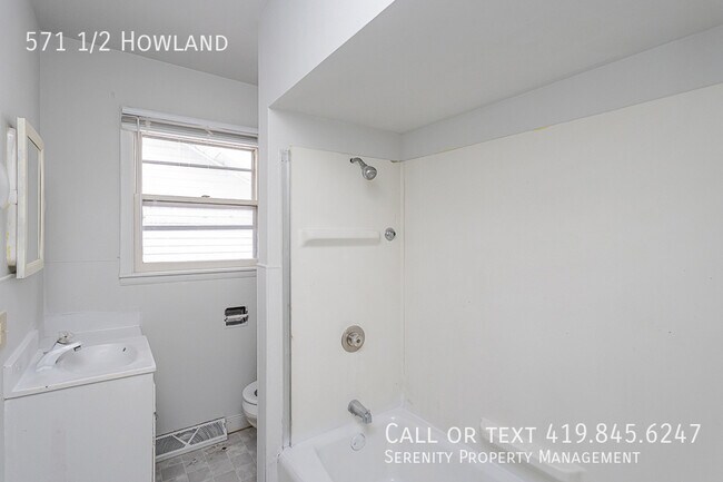 Building Photo - 571 1/2 Howland-