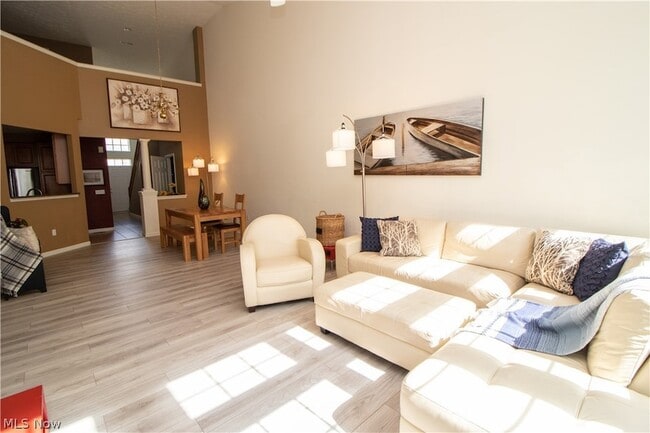 Building Photo - 4977 Lake View Dr