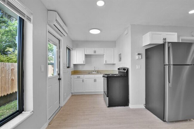 Building Photo - 6101 NW 9th Ct