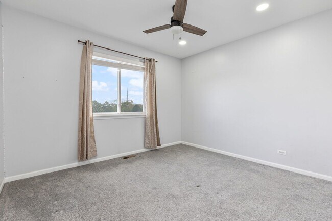 Building Photo - Incredibly beautiful 4 Bedroom 2.5 Bath Home