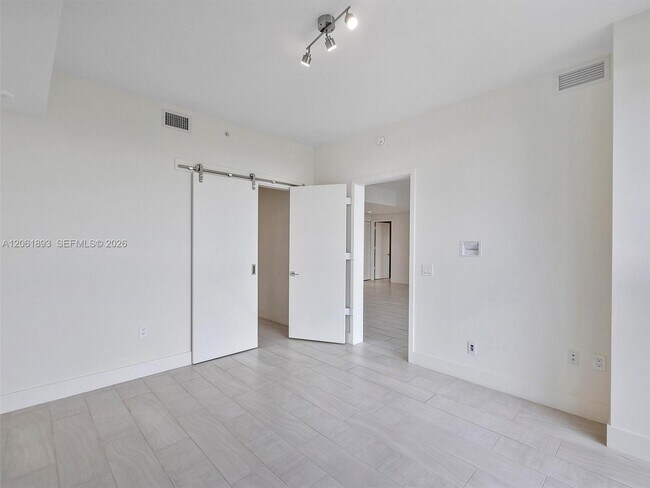 Building Photo - 2000 Metropica Wy