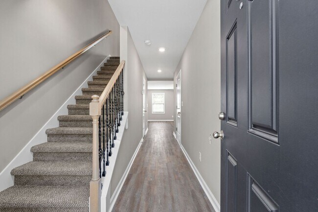 Building Photo - Two Bedroom with Garage on Exit 11!