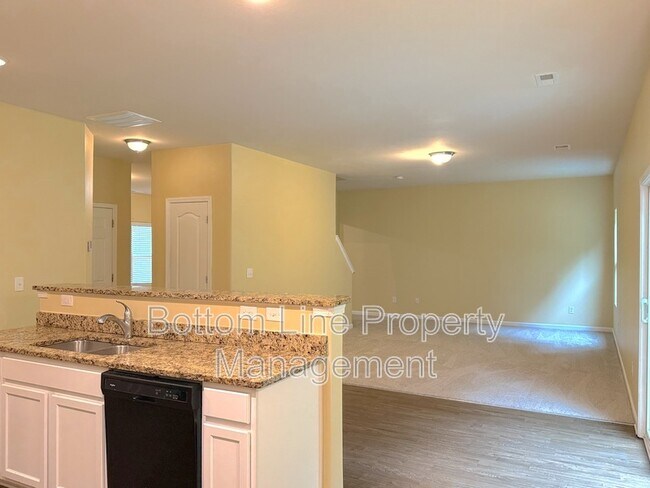 Building Photo - 1321 Waylon Ave