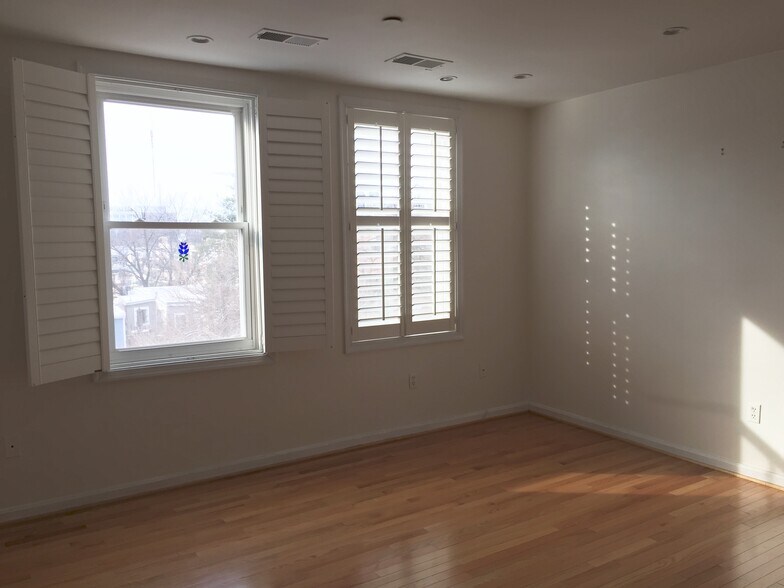 Building Photo - 730 11th St NE