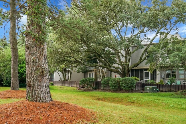 Building Photo - Spacious, Newly Renovated Villa Overlookin...
