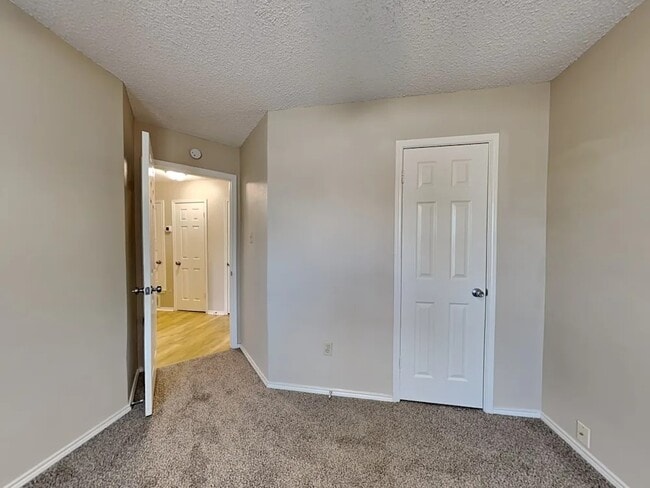 Building Photo - 922 Teakwood Ln