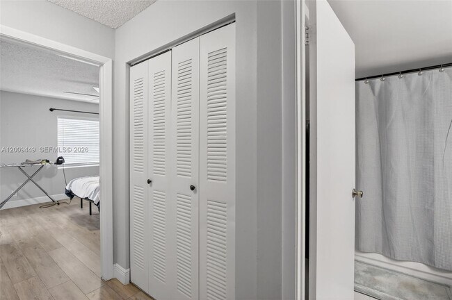 Building Photo - 9999 Summerbreeze Dr