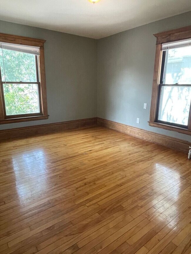 Building Photo - Upper Level Uptown Duplex, Hardwood Floors...