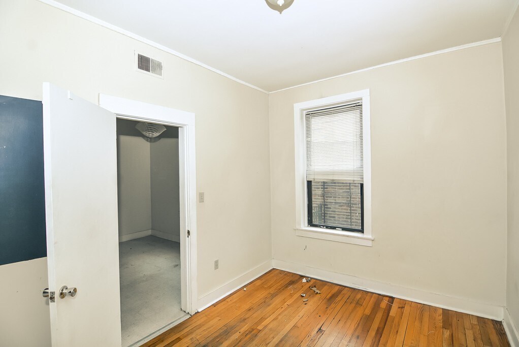 Building Photo - 951 N Hoyne Ave