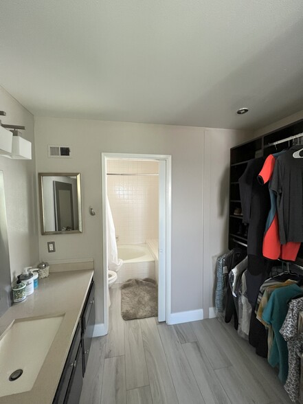 Master bath, extra closet space - 22 Barlovento Ct