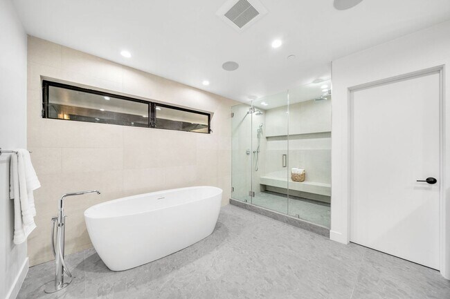 Building Photo - 16105 Clear Oak Dr