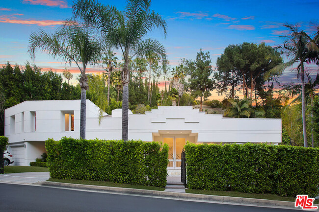 Building Photo - 1166 San Ysidro Dr