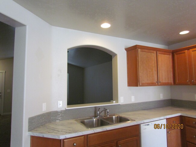 Building Photo - 3 Bed 2 Bath 1622 sqft RV Parking rent fre...