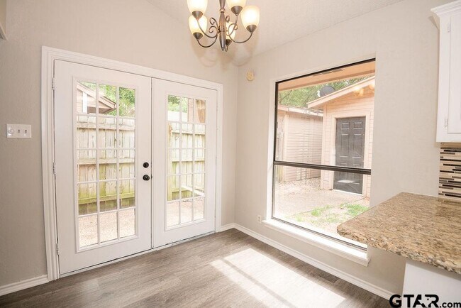 Building Photo - 5811 Hollytree Dr