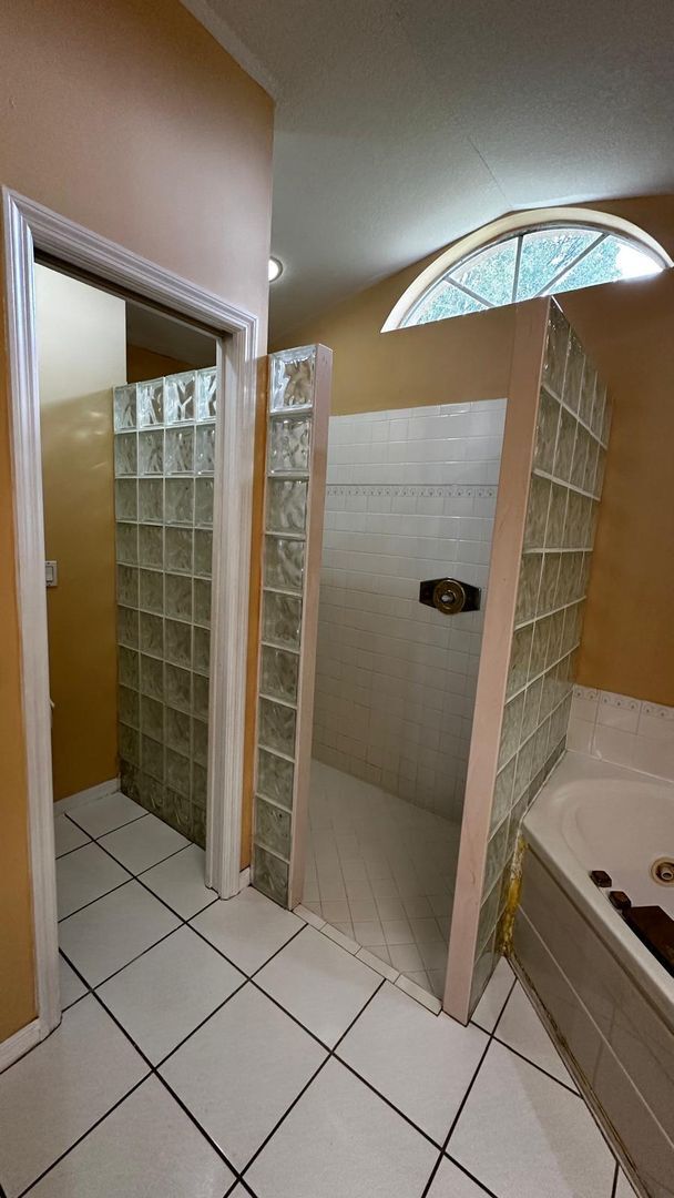 Building Photo - SPACIOUS 4-BEDROOM HOME WITH SCREENED POOL IN SE CAPE CORAL