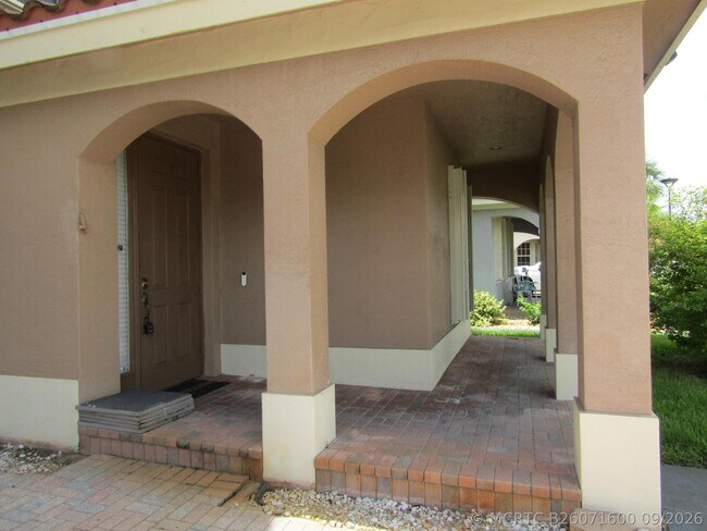 Building Photo - 1756 SW Jamesport Dr