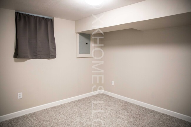 Basement Bedroom - 224 Poplar St E