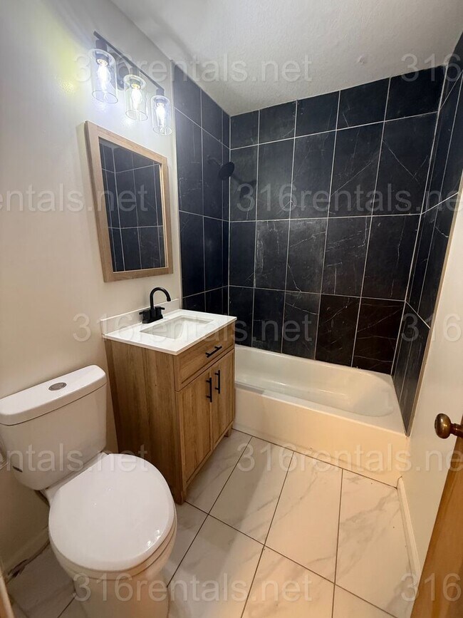 Building Photo - $1400 - 3 bedroom / 1 bathroom - Single Fa...