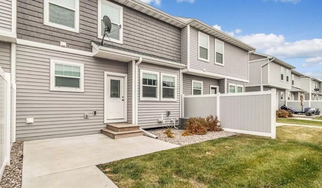 Building Photo - Sublease - 3 Bedroom Townhome Available Ja...