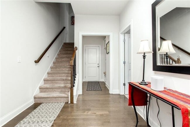 Building Photo - Large 3 Bedroom Luxury Townhome on Silver ...