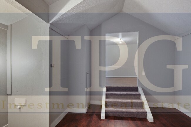 Building Photo - Newly Renovated, Pet Friendly Home in KCMO!