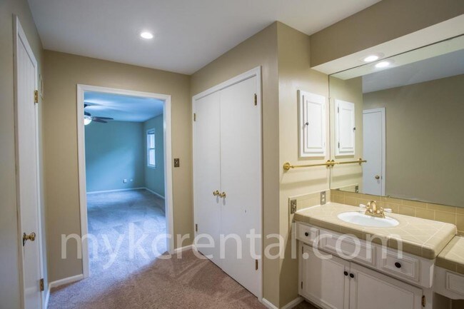 Building Photo - 8414 W 98th St