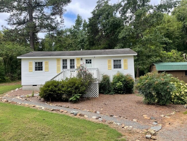 Building Photo - 2 BED, 1 BATH FULLY FURNISHED COTTAGE STYL...