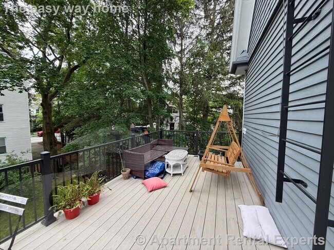 Building Photo - 13 Standish St