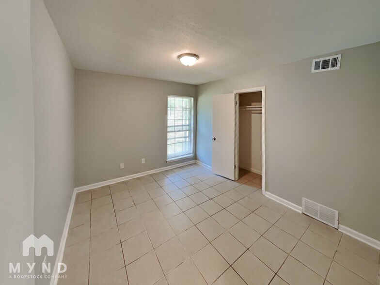 Building Photo - 2535 Eastbrook Dr