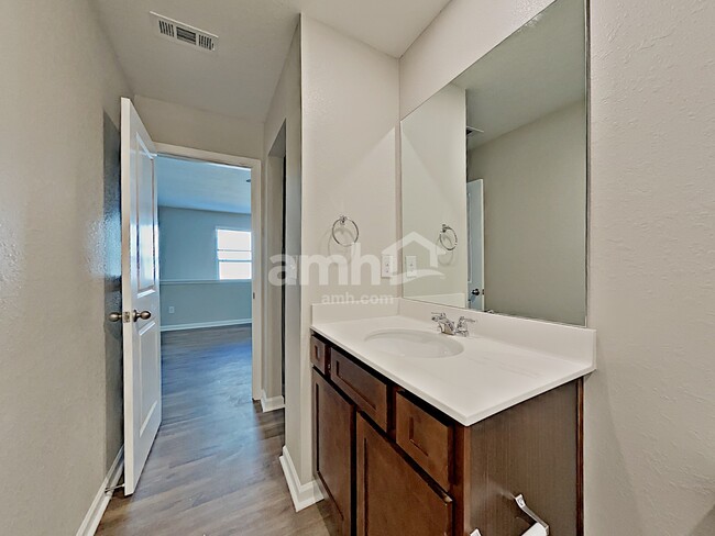 Building Photo - 3355 Ridge HillPkwy